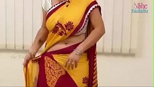 Saree aunty beautiful boobs