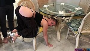सौतेली माँ टेबल के नीचे अटक गई - एरिन इलेक्ट्रा