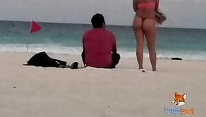 Mostrando el culo en tanga por la playa y calentando a hombres, solo dos se animaron a tocarme (Video Completo en mi canal premium de XVIDEOS)