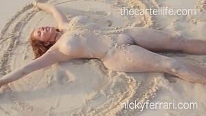 Nicky Ferrari tomando el sol desnuda en el Caribe.